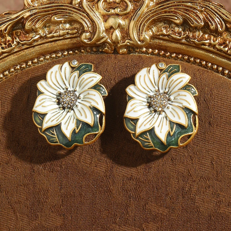 

Vintage White And Green Natural Stone Flower Stud Earrings For Women Antique Gold Plated 2026 New Retro Jewelry Anniversary Gift