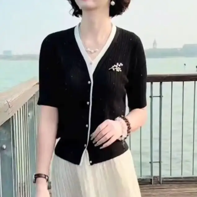 Fashionable Vertical Pit Strip Short-sleeved V-neck Knitted Cardigan for Women Design and Temperament Versatile Top for Women