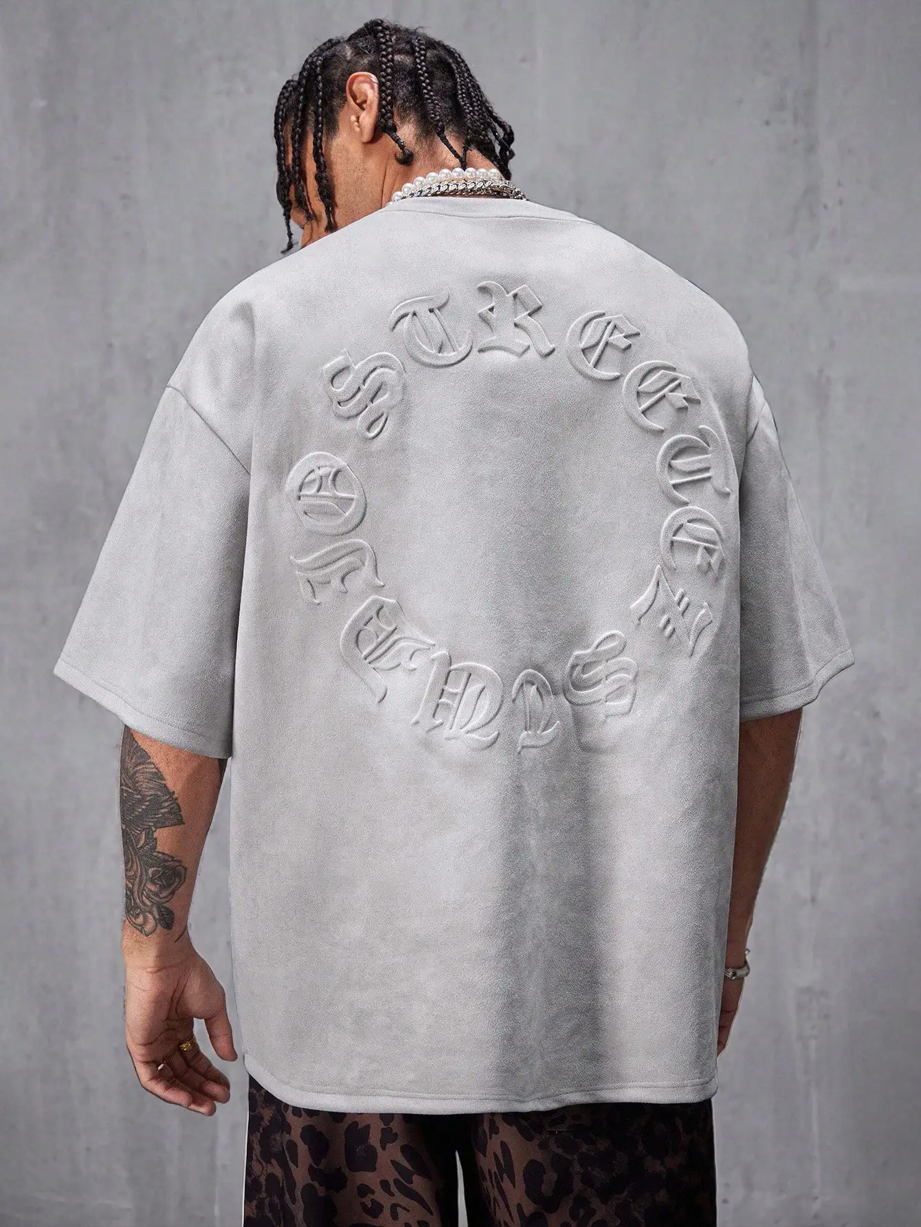 

Мужская футболка оверсайз из искусственной замши с тисненым принтом, свободный крой, спущенное плечо, уличный стиль, повседневный летний топ