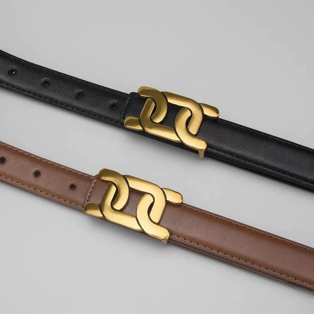 حزام نسائي عصري مع إحساس بالتصميم، يقترن بالجينز أو التنانير، يخلق شعورًا بسيطًا وعصريًا