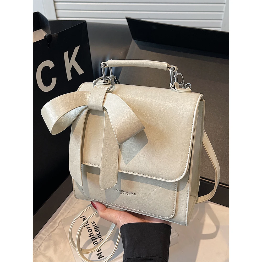 حقيبة ظهر كلاسيكية من البولي يوريثان للنساء بلون سادة حقائب كتف صغيرة ناعمة متعددة الاستخدامات للنساء للتنقلات المربعة