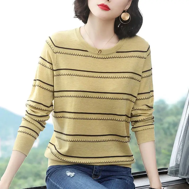 2024 Women\'s Autumn New Spliced O-Neck Stripe Bright Line Decoration Fashion Loose Casual Long Sleeve Knitted Long Sleeve Tops