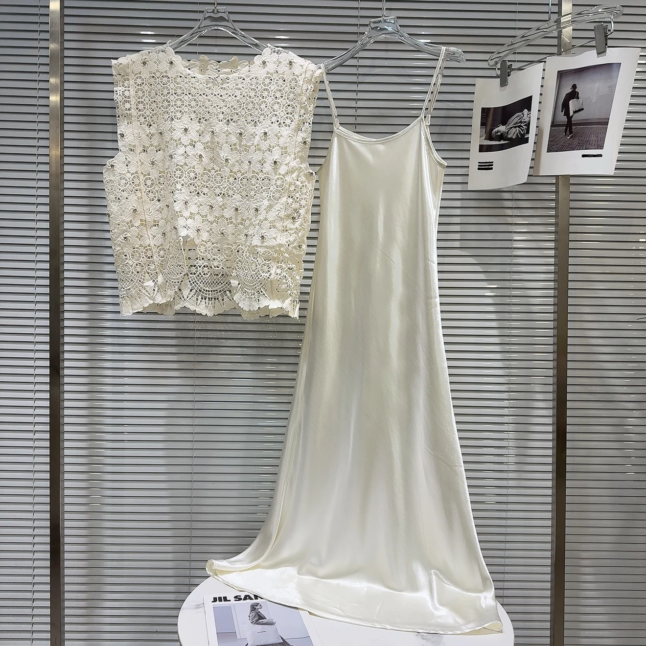 Conjunto de Vestido e Colete com Renda de Diamante Vazada da Moda Verão 2025 para Mulheres, Vestido de Manga Longa com Gola R...