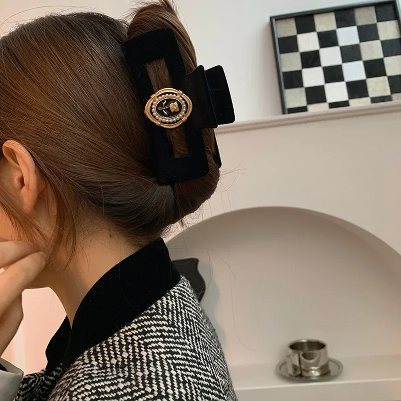 مشبك شعر على شكل سمكة قرش أسود مخملي على شكل زهرة وردية، إكسسوار شعر فرنسي عتيق صغير عطري للرياح