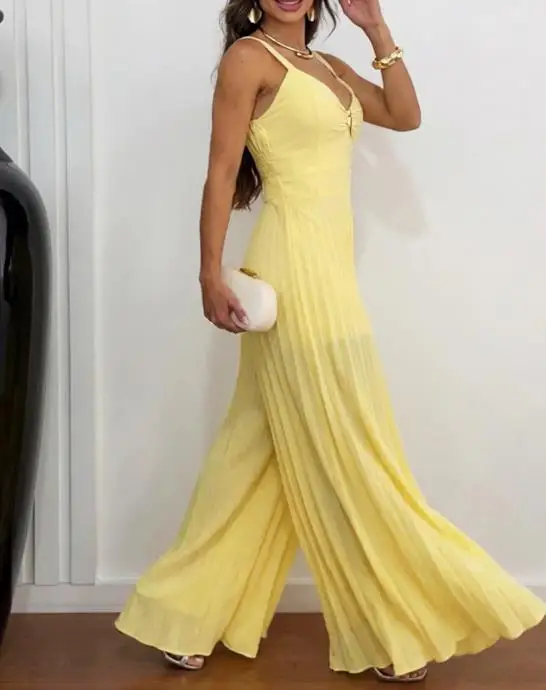 

Металлический декор, комбинезон с V-образным вырезом, регулируемыми бретелями-спагетти, вырезами спереди, сборками сзади, присборенной талией и плиссированными широкими штанинами