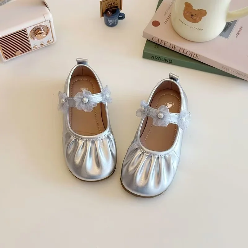 فتاة الأميرة 2025 جديد للأطفال جلد صغير لينة وحيد عطرة الرياح واحدة طفل الفتيات الربيع مغرفة أحذية أطفال