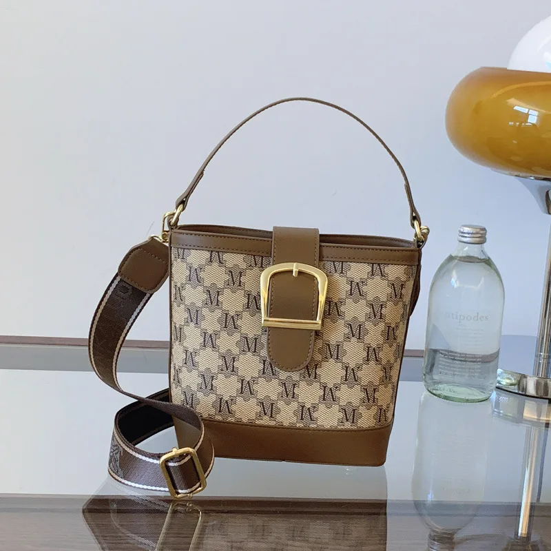 

Classic style bucket-shaped large capacity shoulder bag with retro print. Trendy style. Size: 22*10*19CM