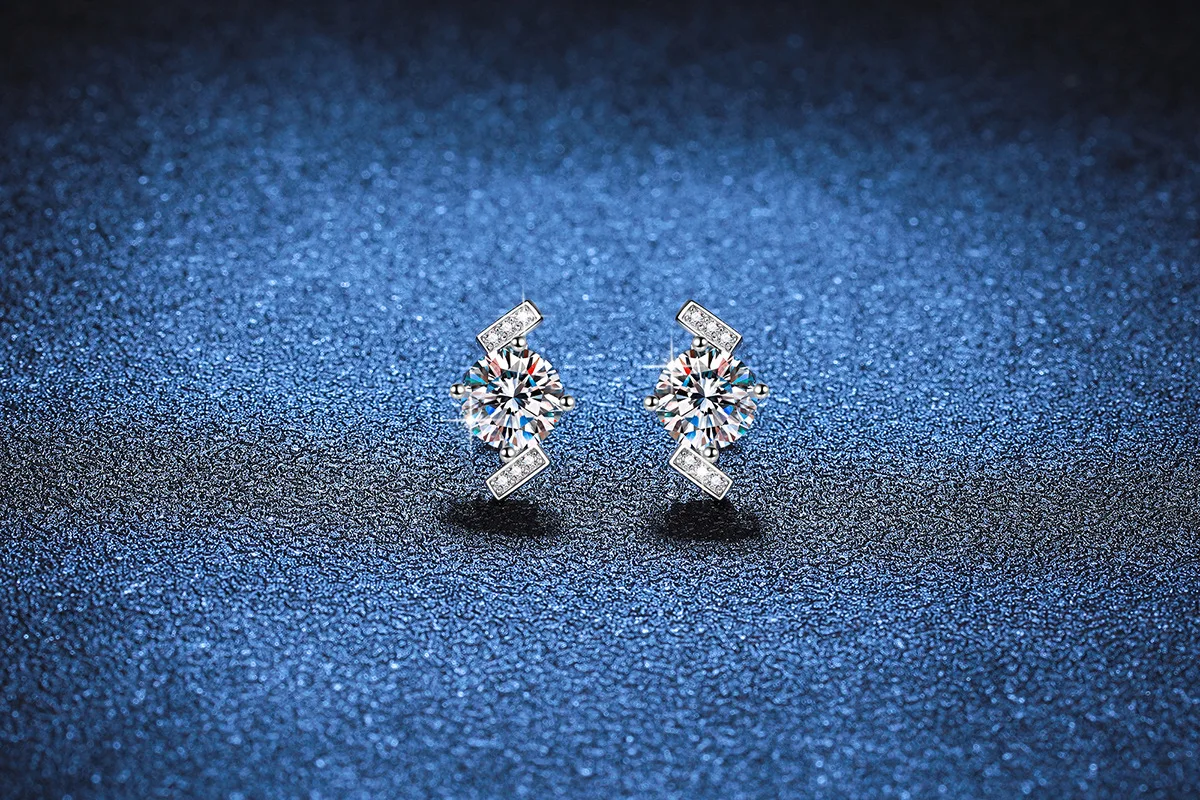 LioraGem Women's Geometric Four-Prong Moissanite Stud Earrings, D-Color 1-Carat Moissanite Lightning Studs Platinum PT950 Stamp