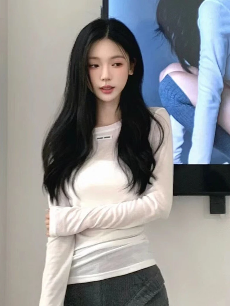 Dopasowana dzianinowa koszulka letnia damska z długim rękawem, okrągły dekolt, wyszczuplający krój w talii, elegancka ochrona przeciwsłoneczna, narzutka na klimatyzację, swobodny top.