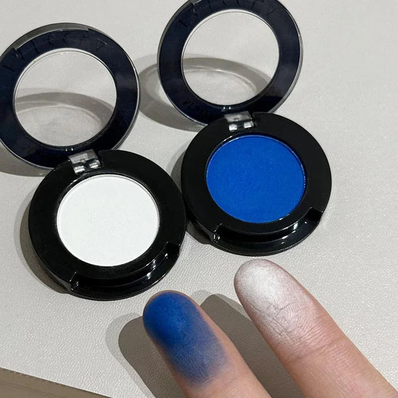 Paleta de sombra de ojos azul ahumado individual Klein, pigmentos rojos góticos, maquillaje de ojos ahumado, delineador de ojos de gusano de seda tumbado blanco