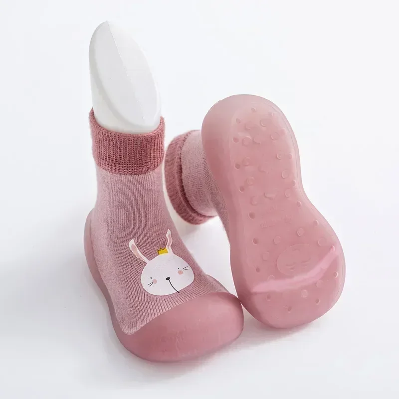 جوارب وأحذية أطفال جديدة ذات نعل ناعم كرتوني أحذية مشي داخلية للأطفال برونزية لرياض الأطفال
