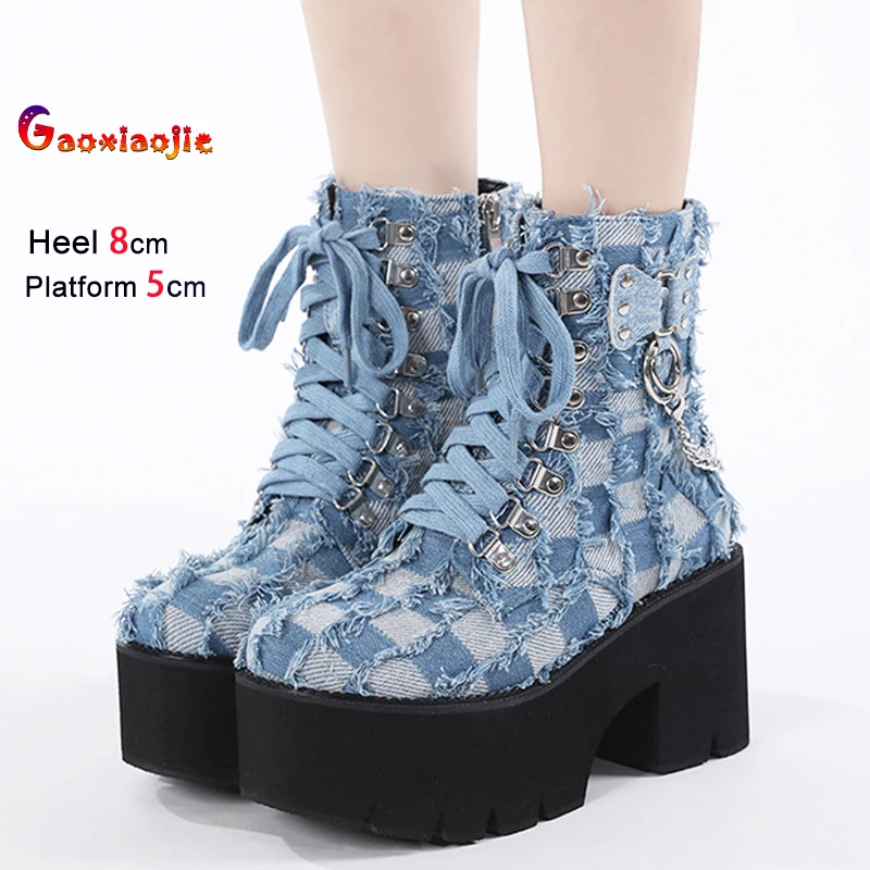 

2025 Новые джинсовые ботинки на толстой подошве, модная клетчатая женская обувь разного цвета, ботильоны в стиле панк на массивном каблуке 8 см для девочек с цепочкой