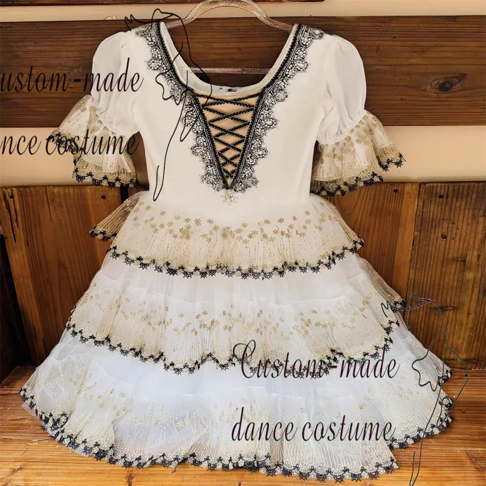 Don Quijote Ballettrock mit spanischem Charakter, bestehend aus weiß-schwarzgoldenem dreilagigem Rüschensaum und großem fließendem Lon