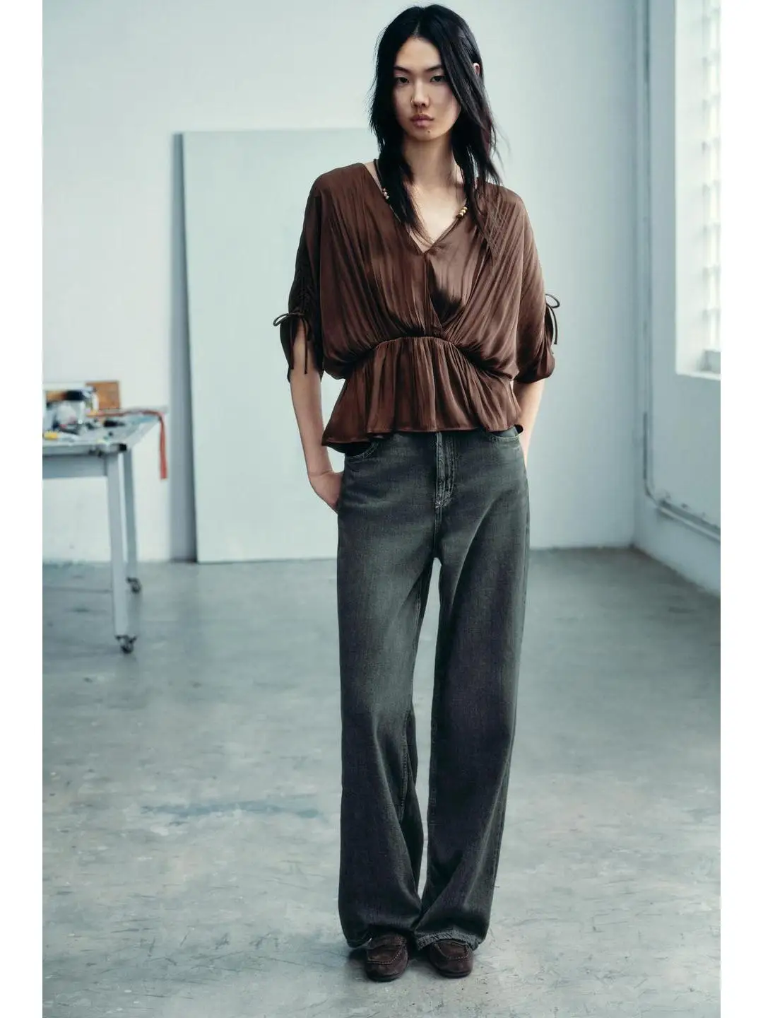 

Elastic Waist Beaded Trim V-Ne Silk Satin Double-Breasted irt French Sle Loose Fit ort Sve Women's Regular Length