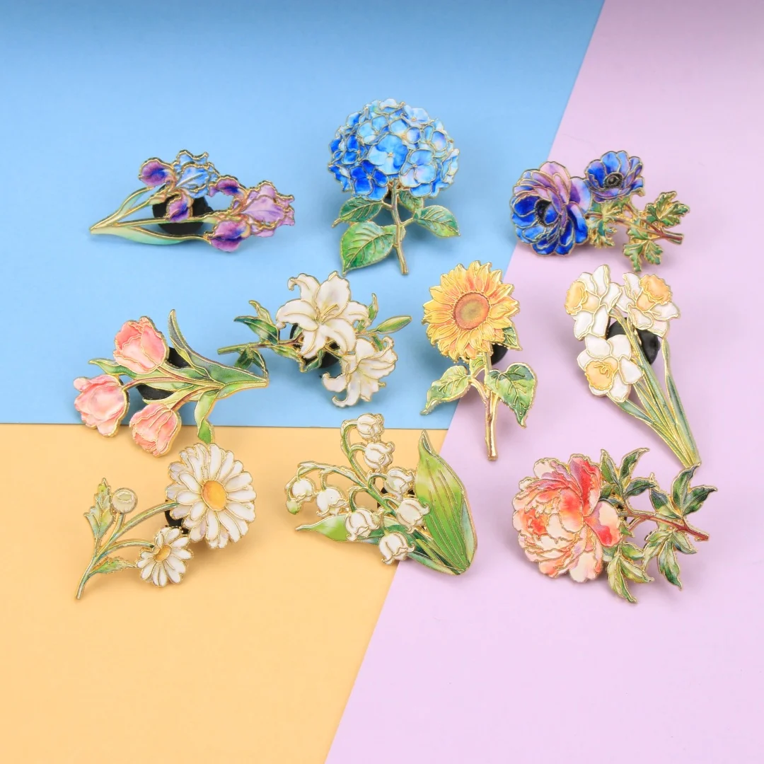 Sortiertes Elegantes Blumen-Emaille-Pin-Set, Zarte Lilien-, Hortensien-, Sonnenblumen- & Pfingstrosen-Broschen, Botanische Metallabzeichen mit Goldverzierung – Detail 6