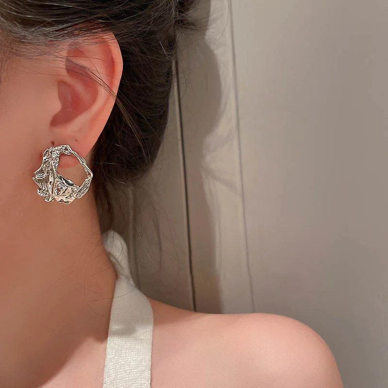 زوج واحد من الأقراط الدائرية غير المنتظمة البسيطة، ديمانور أنيق، أقراط ذهبية وفضية للنساء، عصرية للاستخدام اليومي والحفلات #2