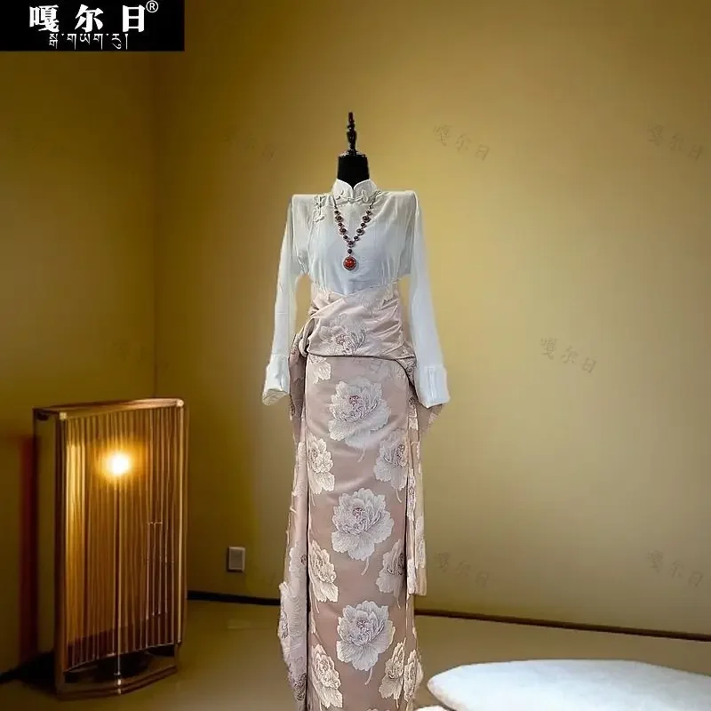 Wiosenne popularne damskie tibetskie szaty, ekskluzywne tradycyjne haftowane ubrania etniczne w stylu pot zhuang.