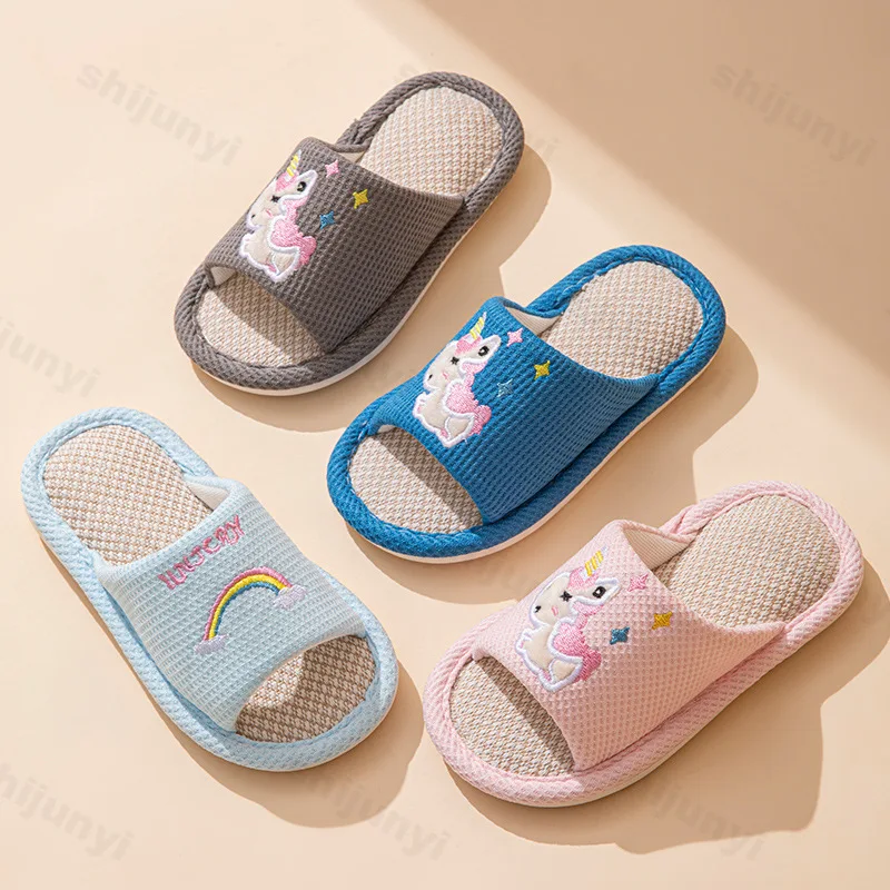 

Детская домашняя обувь с единорогом, весна 2026, нескользящие тапочки с героями мультфильмов, льняные дышащие домашние тапочки для девочек и мальчиков