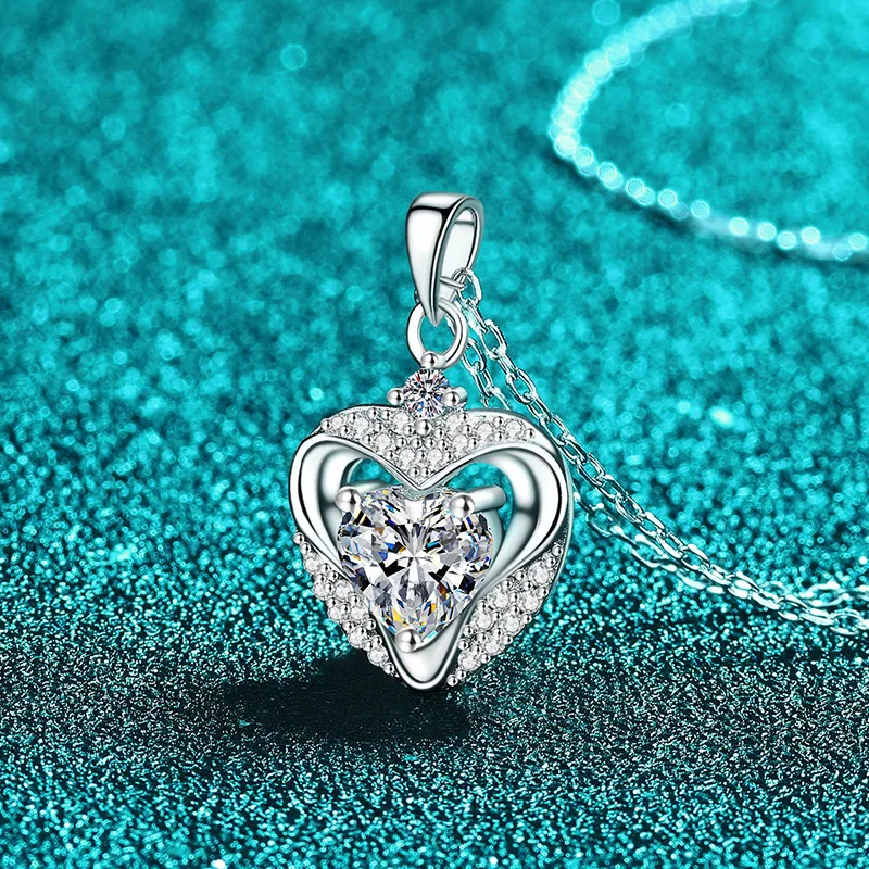 Elegant PT950 Platinum 1-carat Moissanite Necklace, Women's Heart Hollow-out Diamond Pendant Trendy Collarbone Chain