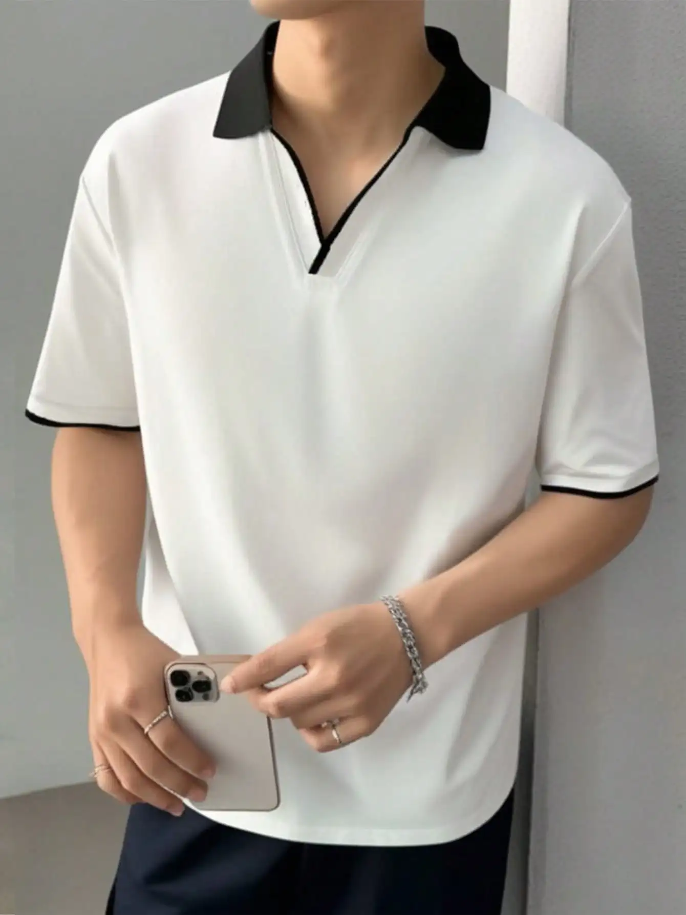 

Мужская белая рубашка-поло с коротким рукавом, черным контрастным воротником и отделкой