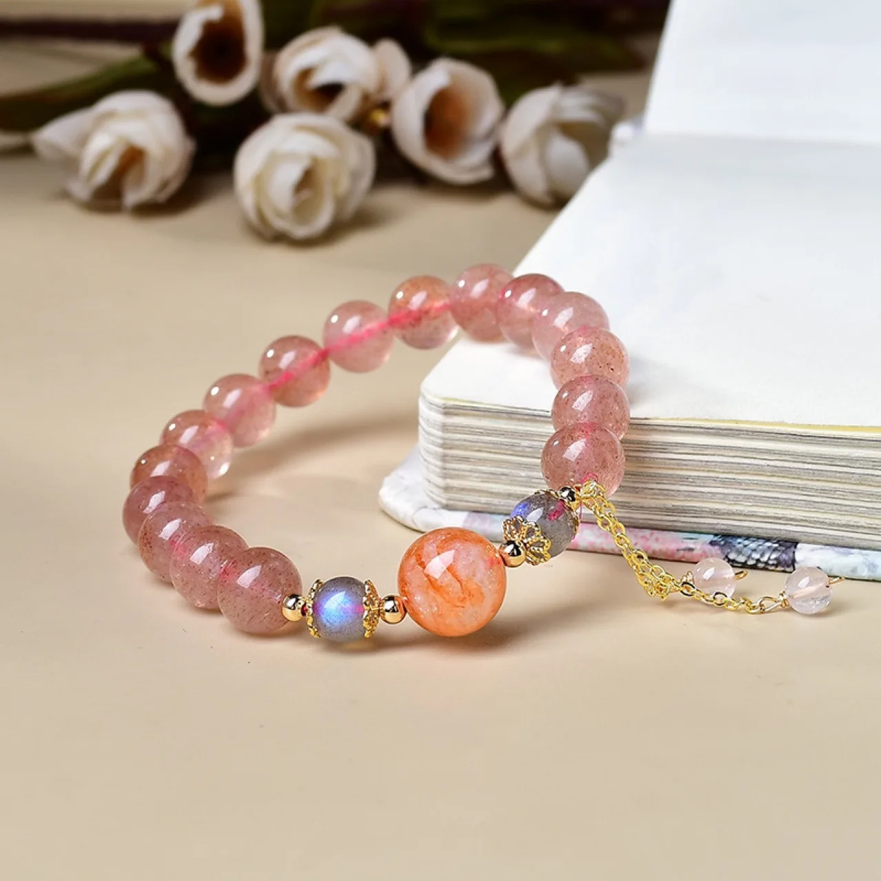 

Natural Strawberry Crystal Bracelet Women's Light Luxury Fashion Bracelet Niche Design
