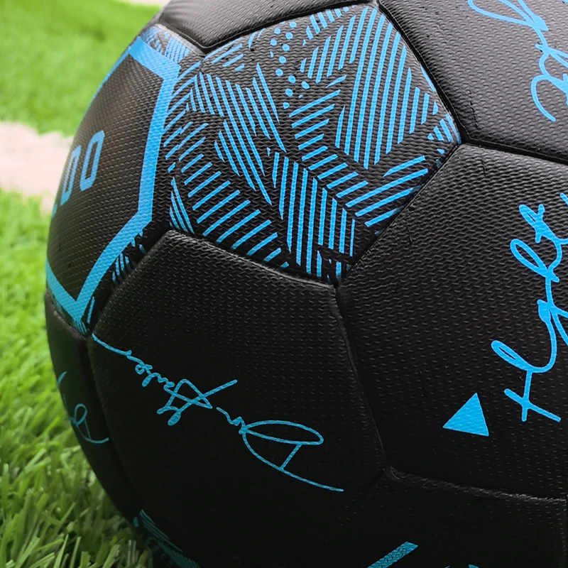 ลูกฟุตบอลขนาด 5 สีดำลายเซ็น ลูกฟุตบอลแข่งขันอย่างเป็นทางการสำหรับผู้ใหญ่และเยาวชน ลูกฟุตบอลมืออาชีพ ทนทานต่อการสึกหรอ ไร้รอยต่อ