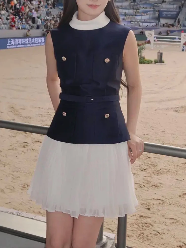 

A two-piece dress in the style of Xiaoxiangfeng, sleeveless, high-neck, and cinched waist to make one look slimming and elegant