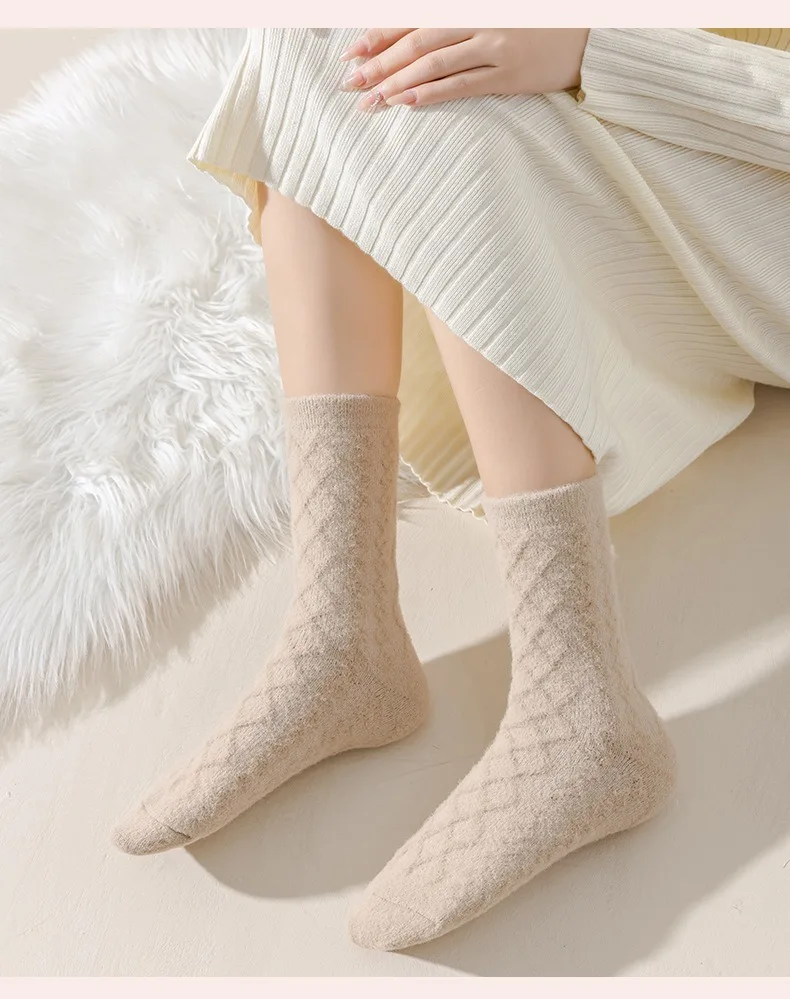 Neue Kühle Frauen Schwarz Weiß Baumwolle Dicke Socke Solide Herbst Winter Warme Dame Weibliche Mittleren Rohr Boden Socken Für Frauen – Detail 37