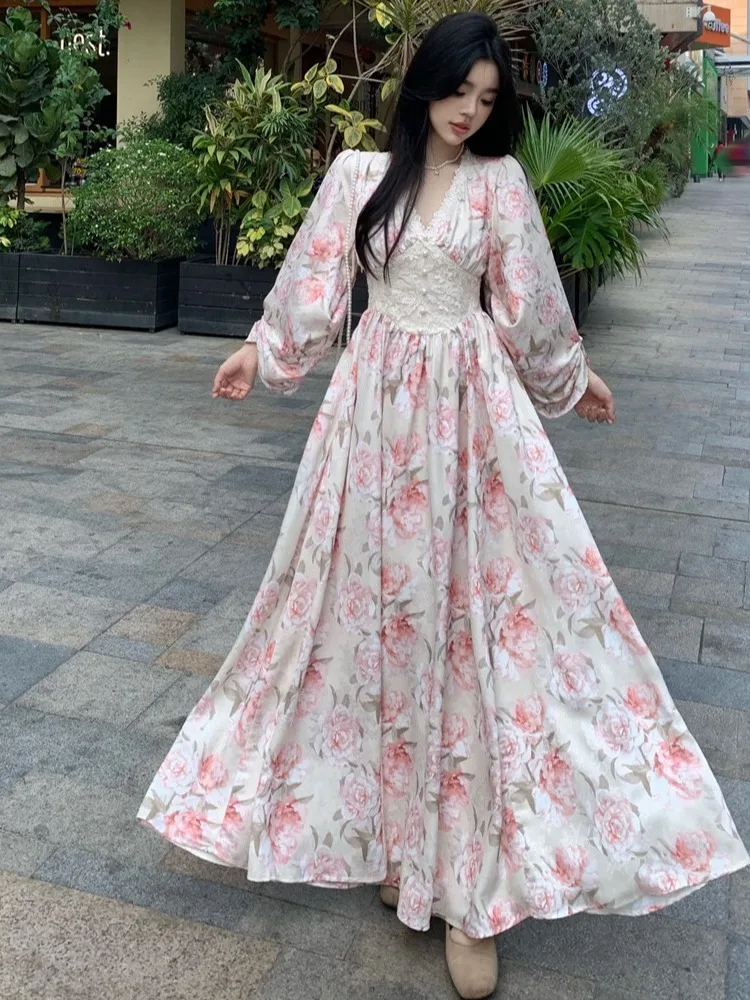 Abito francese con maniche a lanterna con scollo a V floreale rosa rosa retrò francese per l'abito a trapezio pastorale stampato con pizzo Harajuku autunnale da donna