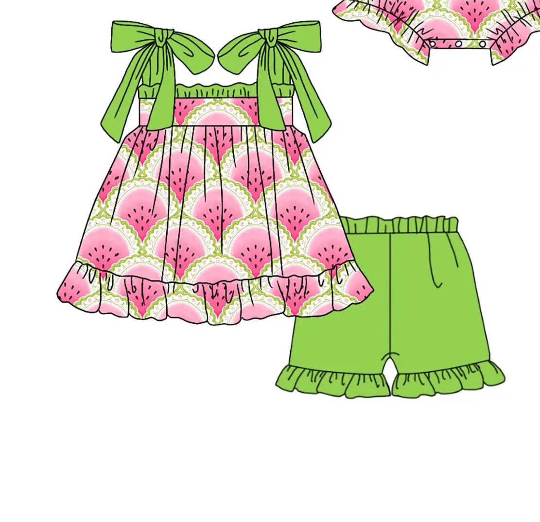 

Летний комплект для девочек: топ с принтом арбуза и бантом, зеленые шорты с рюшами