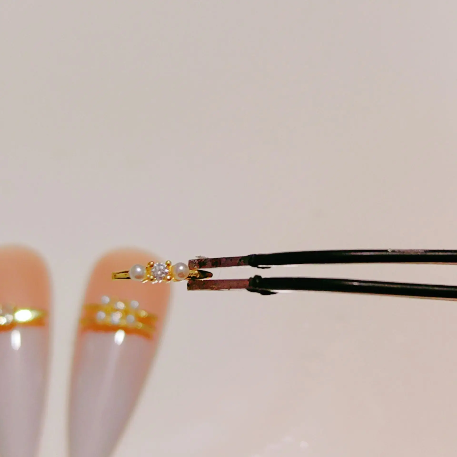 5 anillos para uñas con circonita y perla 3D, bandas de metal apilables de lujo para decoración de uñas elegante a presión