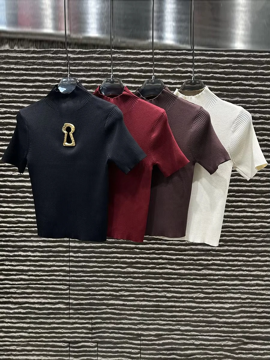 Ausgehöhltes, gespleißtes T-Shirt mit Metallschnalle für Damen, Rollkragen, Kurzarm, minimalistisches, figurbetontes T-Shirt für Frauen
