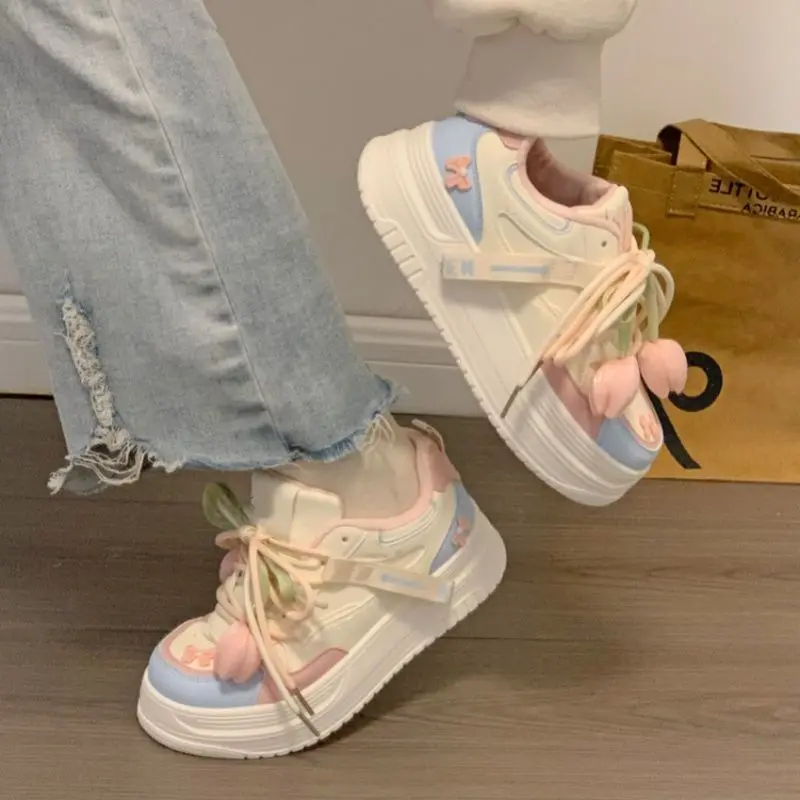 

2025 Autumn New Arrival Trending Hot Thick Sole White Tulip Design Canvas Sneakers Niche Versatile Student Cute Women Shoes