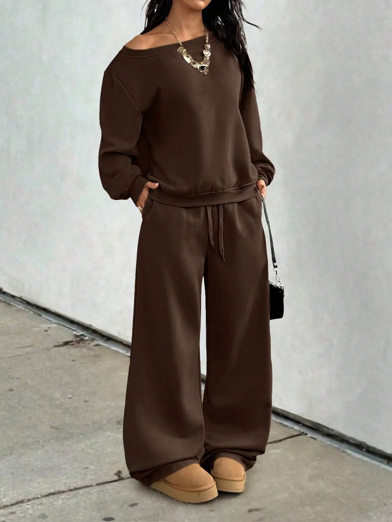 

Женский коричневый комплект из двух предметов: свитшот с открытыми плечами и широкие брюки, повседневный осенне-зимний наряд