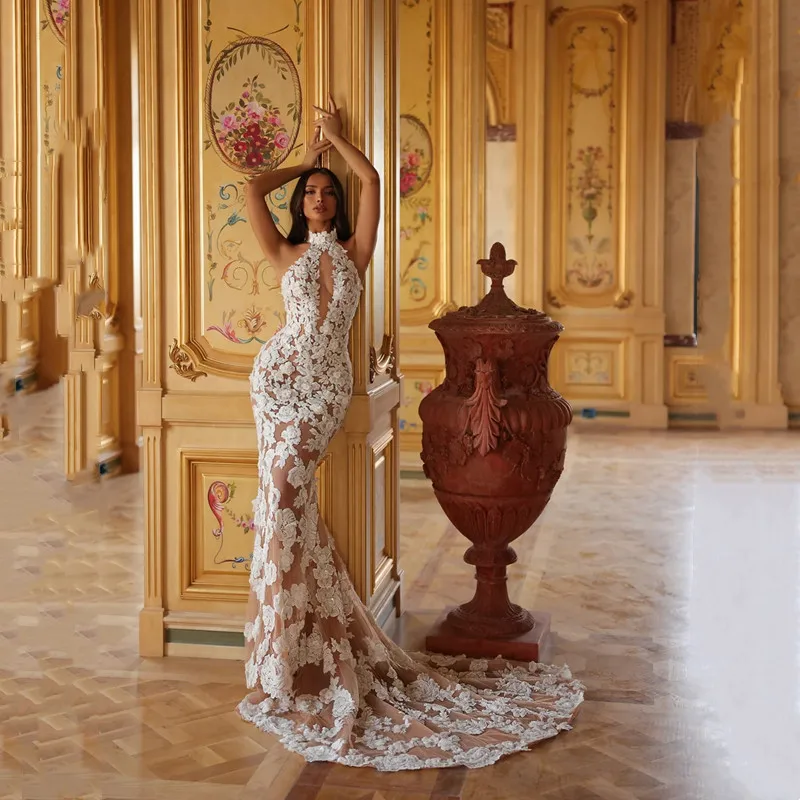 Suknia ślubna księżniczka syrena z koronkowymi aplikacjami, wykwintna, z dekoltem typu halter, bez rękawów, seksowne wycięcia, iluzoryczne odkryte plecy, tren sweep, możliwość personalizacji.