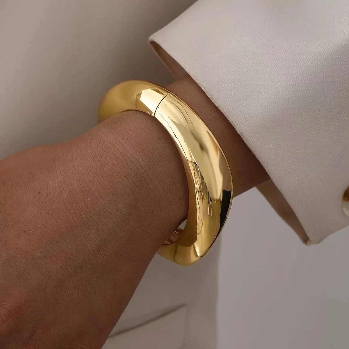 Minimalistisches, goldfarbenes, klobiges Armreif-Design für Damen, modisch, elegant, wasserdicht, offenes Armband, Retro-Schmuckaccessoire. – Detail 7