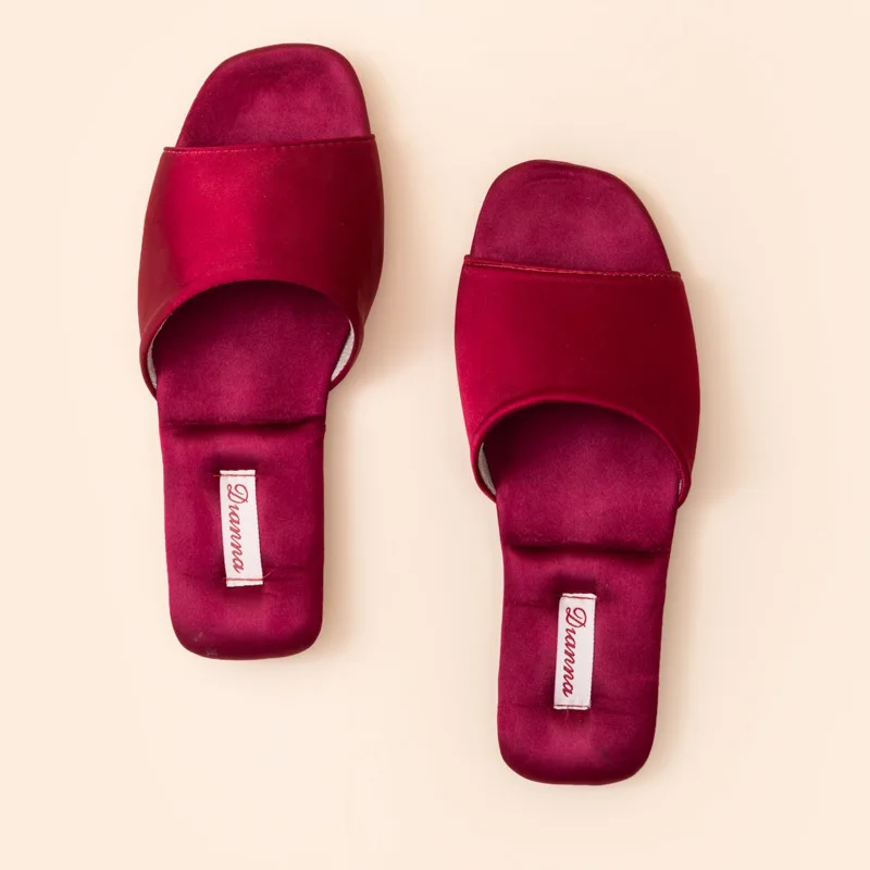 

Элегантные однотонные атласные мюли для женщин, повседневные туфли без каблука с открытым носком, роскошные уличные шлепанцы 2026 года для повседневной носки, вечеринок и свадеб