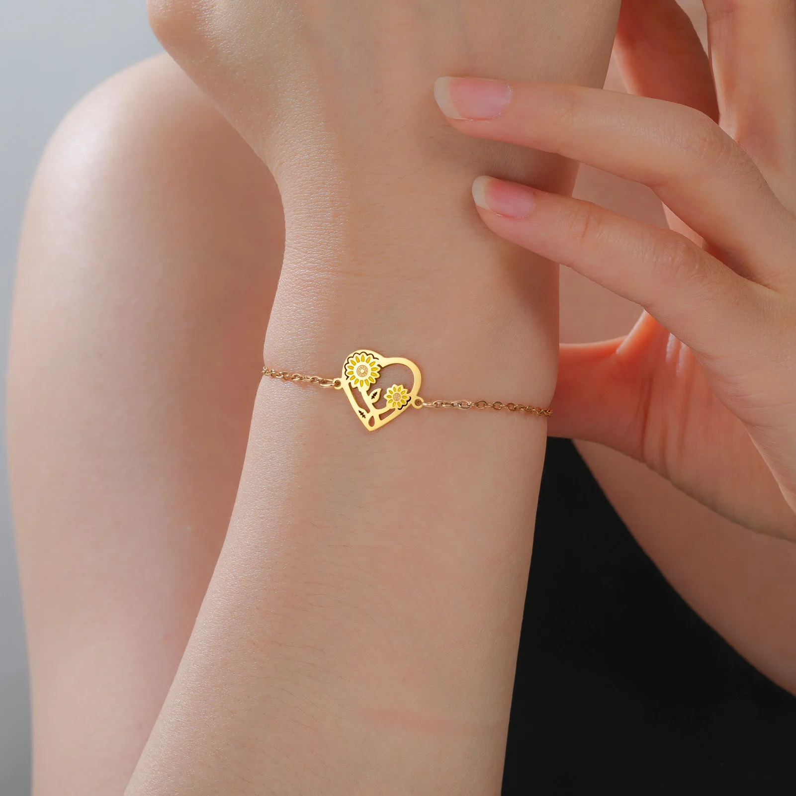 Kkjoy Herz-Sonnenblumen-Armband und Fußkettchen, Emaille-Edelstahlschmuck, zierlicher Blumenanhänger für Handgelenk und Knöchel, süßes Alltagsgeschenk für Damen – Detail 2