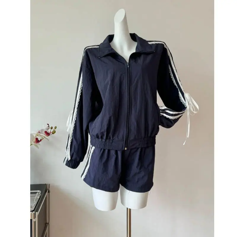 

Раннеосенний спортивный костюм с контрастными вставками и кружевной отделкой: женская куртка на шнуровке и повседневные шорты, комплект из двух предметов, модный и изысканный.