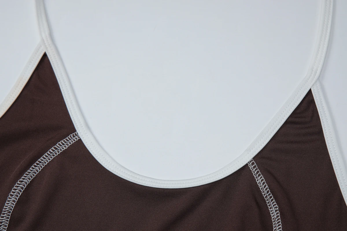 Hugcitar Fashion 2-teiliges Set: Farbblock-Neckholder-Top mit heller Linienverzierung und Blumenmuster-Shorts für Damen, Sport- und Party-Outfits – Detail 5