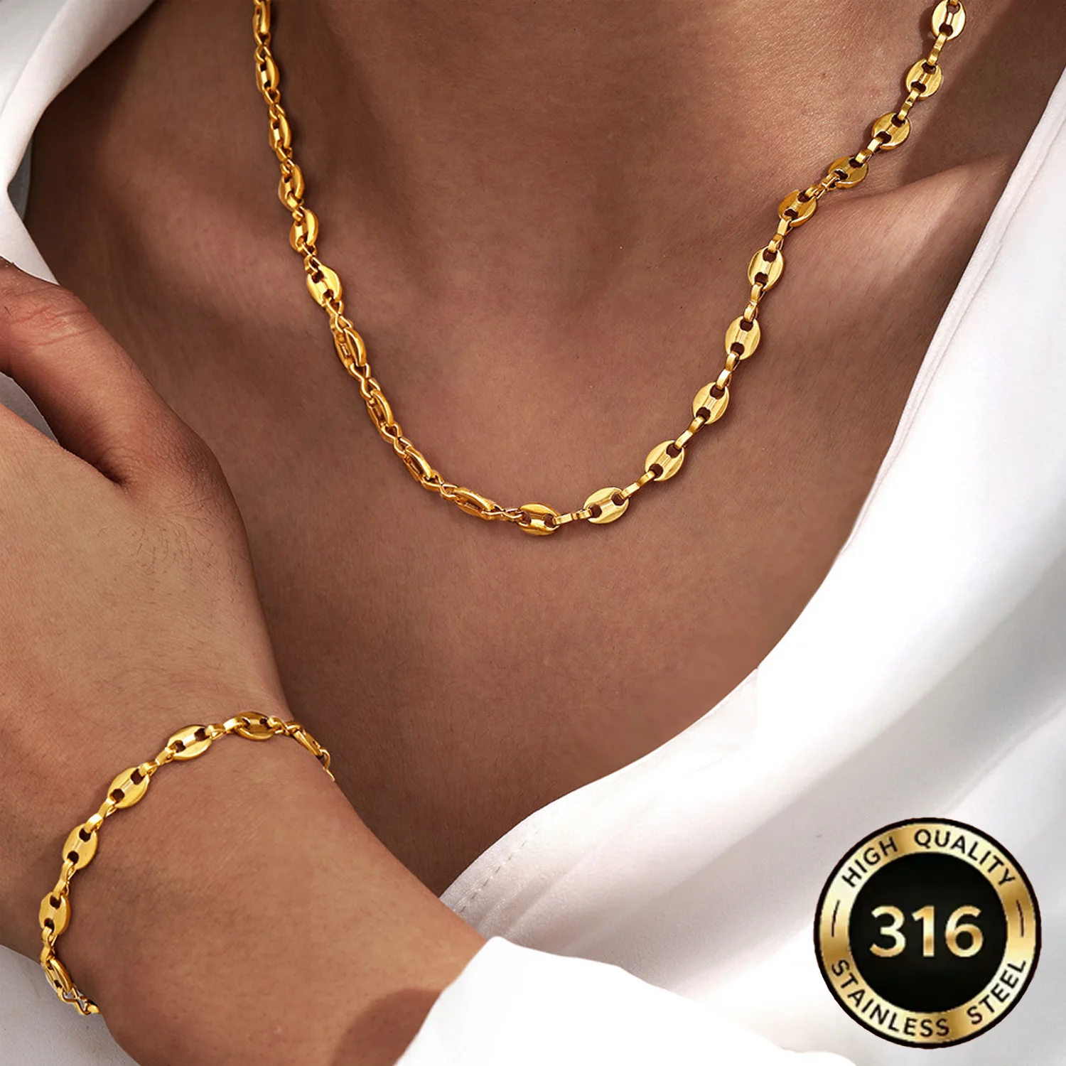 Luxuriöses Mode-Schmuckset aus Edelstahl mit Kaffeebohnen-Halskette und -Armband für Damen und Herren, 18K Vergoldeter Vintage Schweinenasen-Schmuck – Detail 3