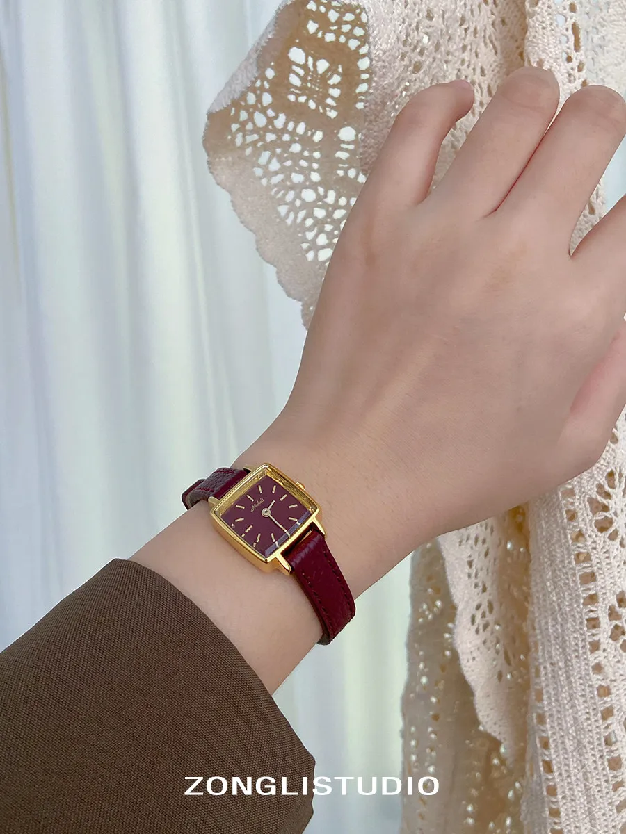 Luxurious And Stylish Red Women'S Watch With A High-End DesignAn Elegant Retro-Style Quartz WatchA Perfect Accessory For Women.