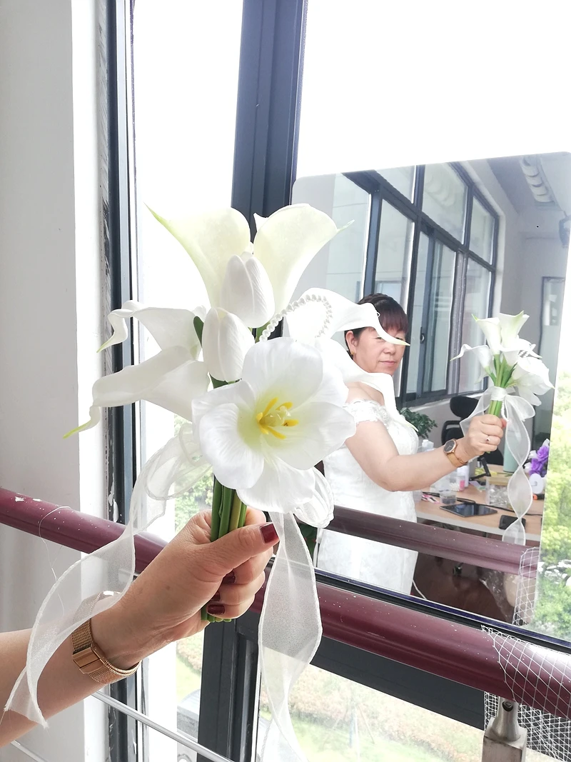 

bouquet da sposa ramo de boda de novia Tulip, pearl chain, Calla Lily combination of the bride holding flowers