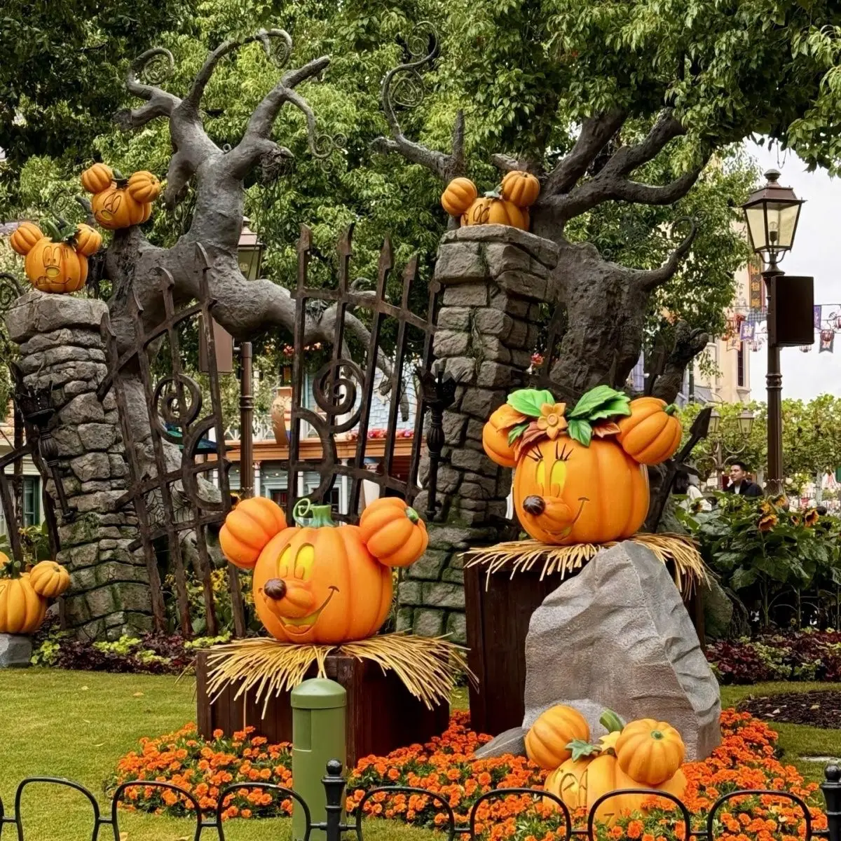 Pumpkin sculpture FRP stainless steel foam outdoor cartoon ornament Internet celebrity clock in eye-catching drainage
