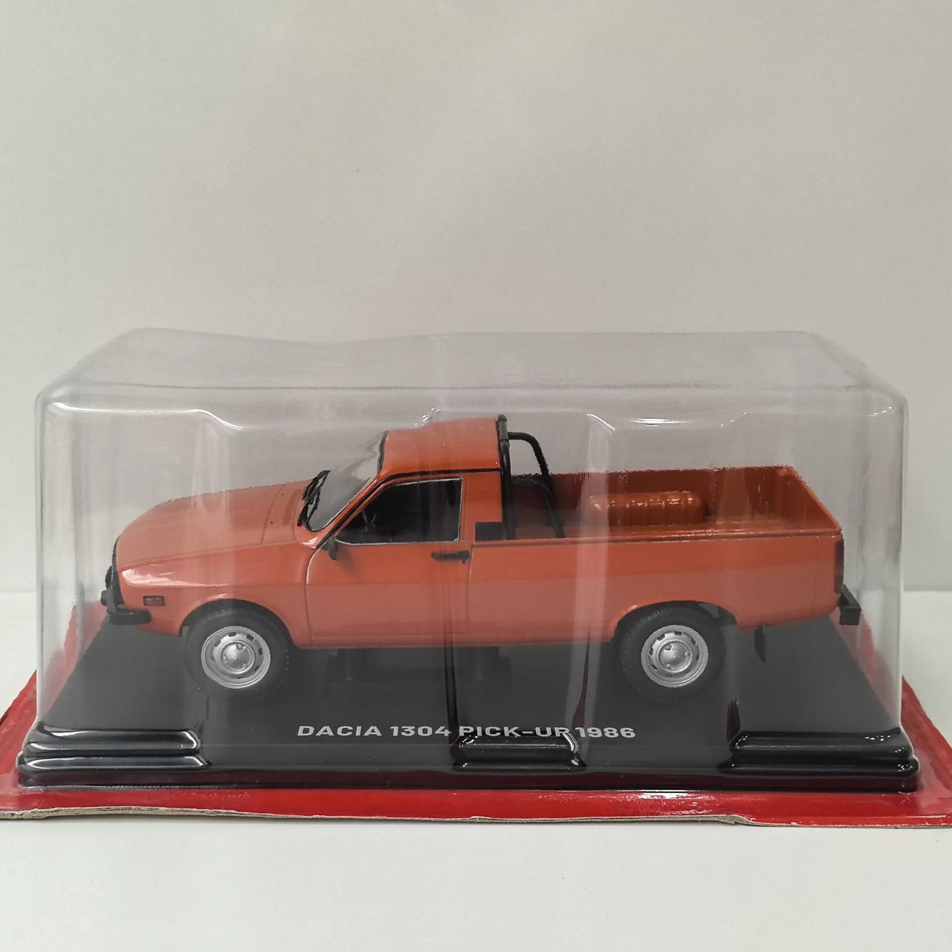 

Масштабная модель автомобиля IXO 1/24 DACIA 1304 PICK-UP 1986 P4 из литого металла