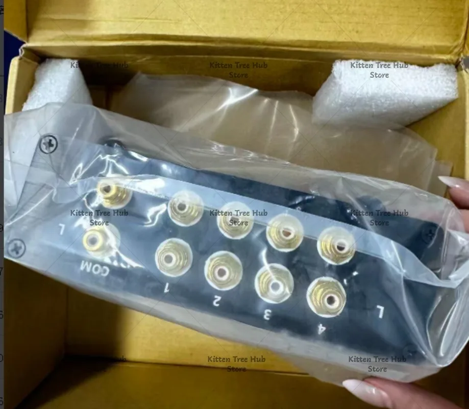 Suitable for two-channel audio signal switcher RCA lotus seat switcher signal source power amplifier switcher