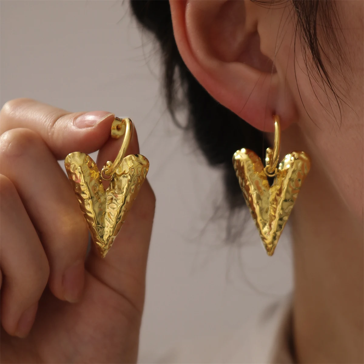 2025 جديد مقاوم للماء مطرقة من الفولاذ المقاوم للصدأ القلب Huggie هوب أقراط النساء خمر محكم الذهب اللون مجوهرات أنيقة