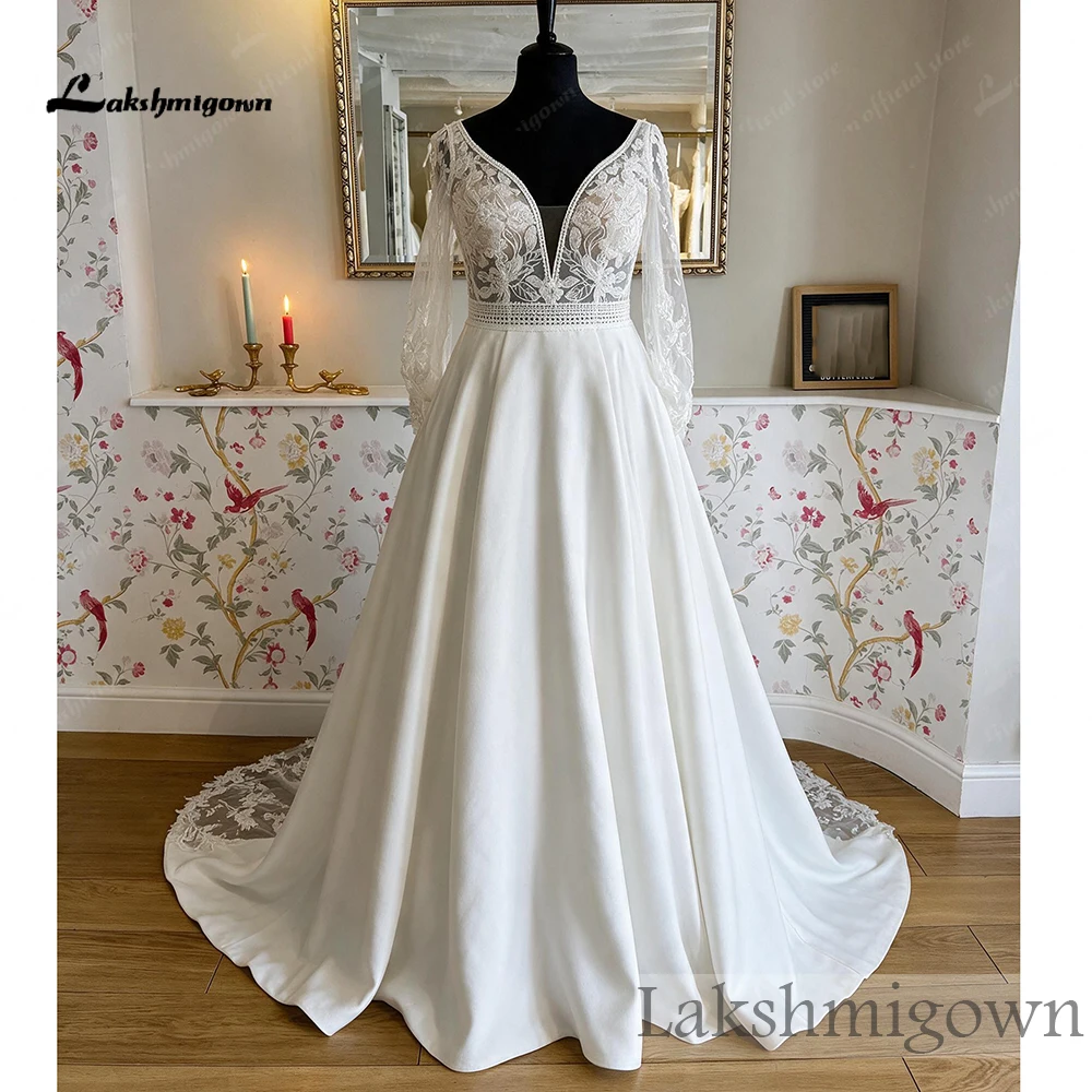 Lakshmigown Langarm-Spitzen-A-Linien-Hochzeitskleid mit tiefem V-Ausschnitt, Satin-Brautkleid mit Kathedralenschleppe, maßgeschneidert – Detail 5