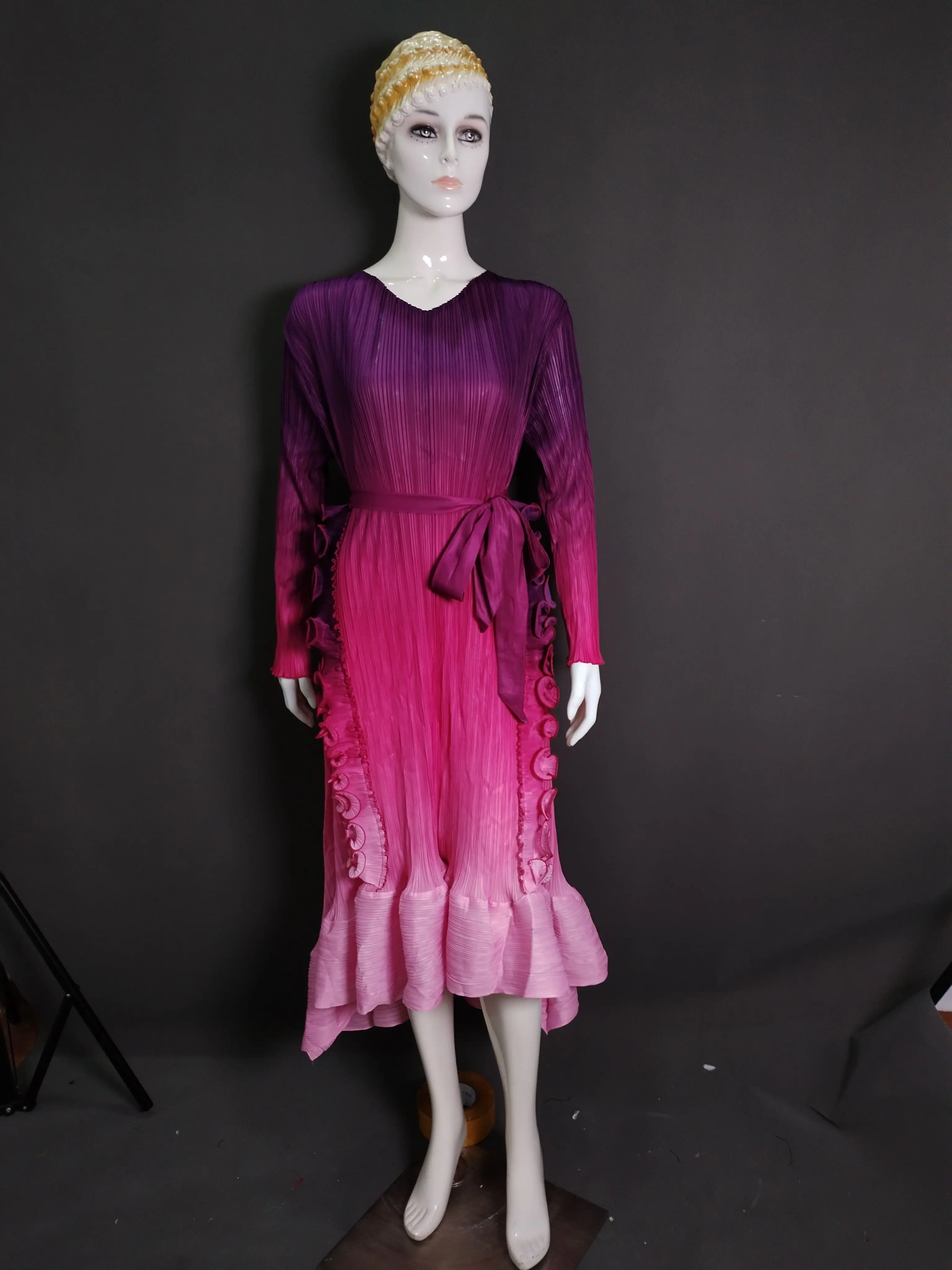 Miyaki Large Size Dress for Women, Irregular Gradient V-Neck, Long Sleeves, Lantern Sleeves, Ruffled Belt, Slim Fit, Waist-Cinching, Elegant, High Elasticity, Popular in Europe and America