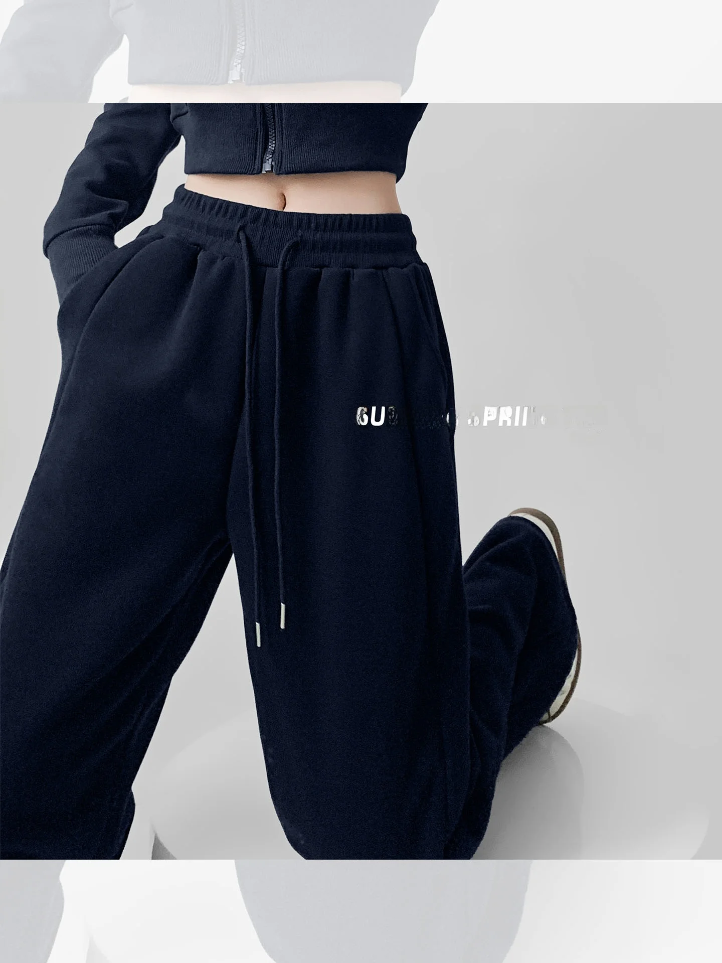 

Летние весенние повседневные спортивные брюки 2026: Новинка, модель с эффектом подтяжки ягодиц, широкие штанины, женские, на эластичной талии, цвет синий.